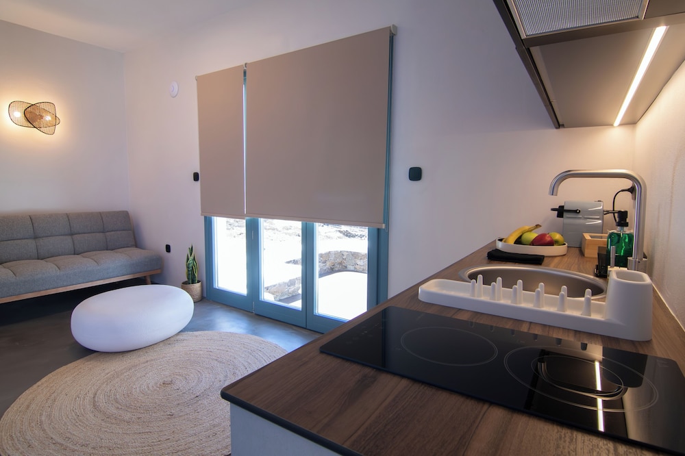 Thronos Suites