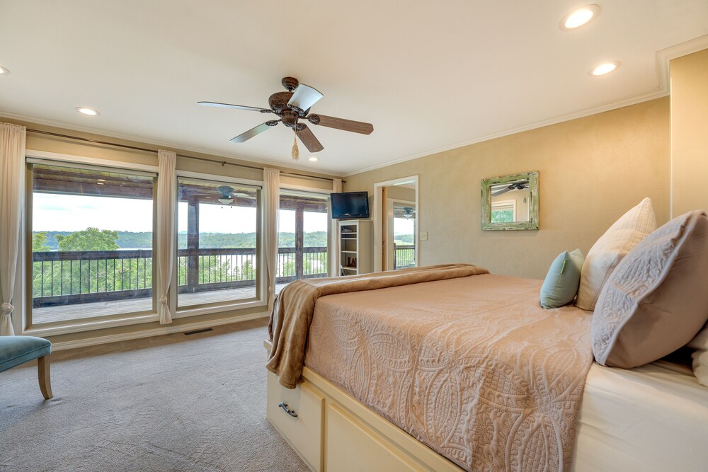 Eagle Rock Gem on Table Rock Lake w/ Decks & Grill view 2