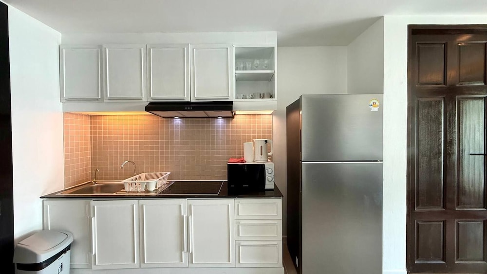 6-20 - 2 Bdr Condo With Balcony and Shared Pool