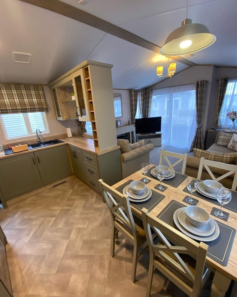 Stunning Platinum Caravan in Rhyl 2 Mins to Beach view 3