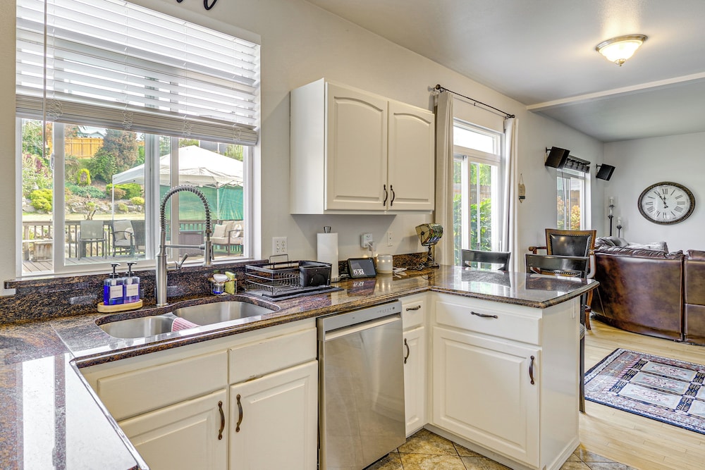 Spacious Yard & Deck: Home 8 Mi to Puget Sound!