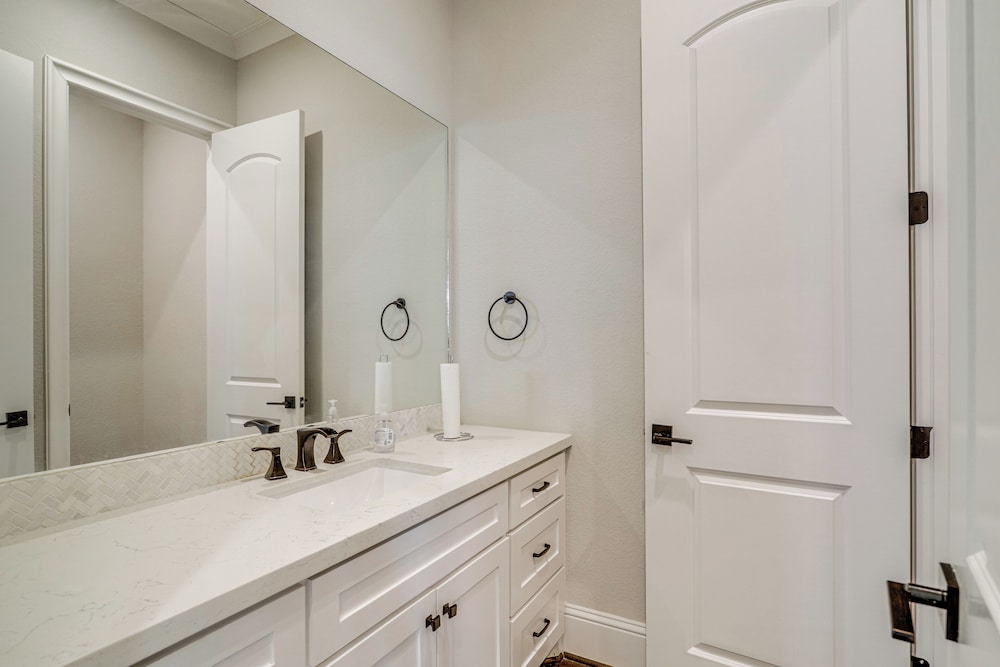 9 Mi to Downtown Houston: Spacious Group Getaway