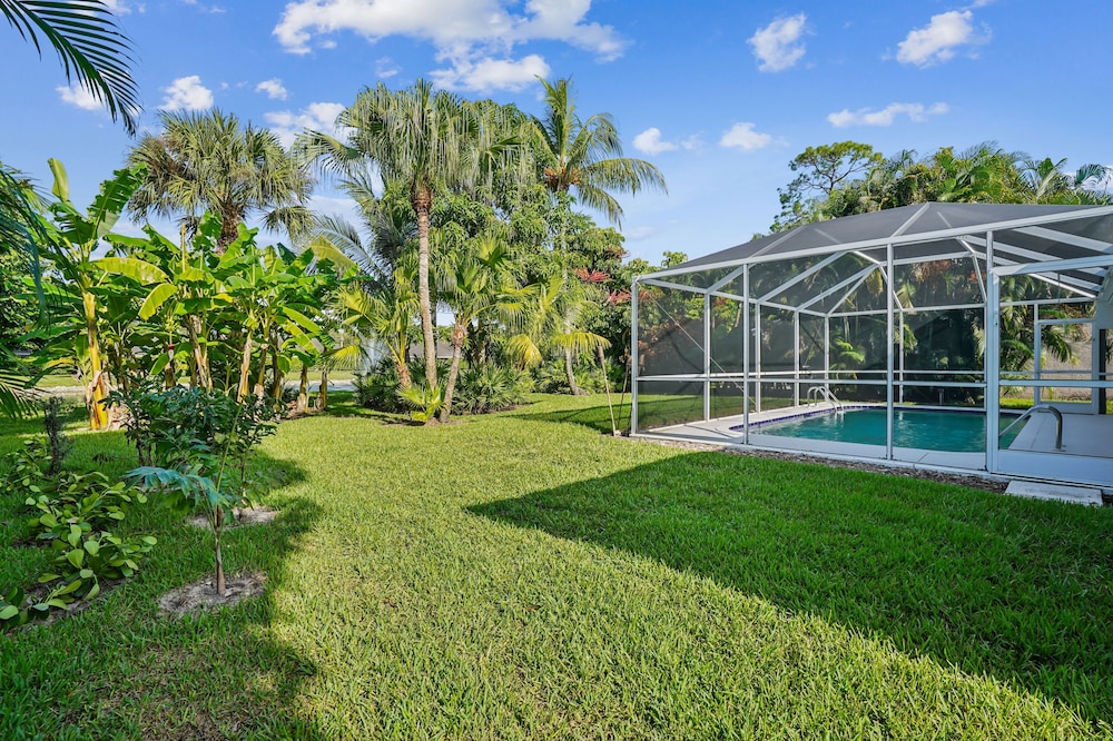Relaxed Tropical Retreat 5 Miles To Beach 3 Bedroom Home