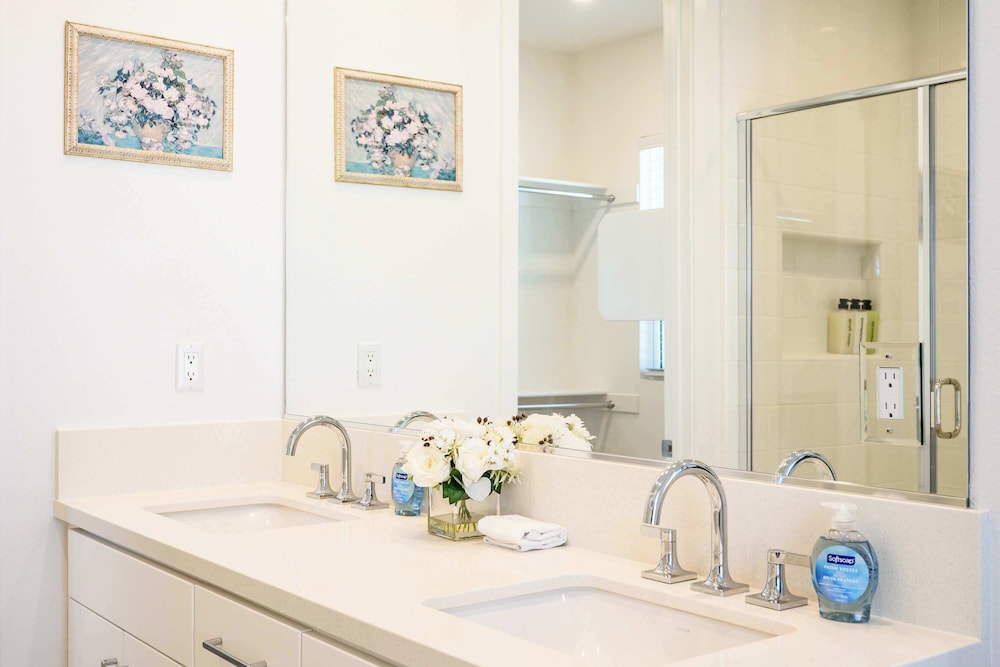 Stylish 3BR Oasis in Palm Desert Near El Paseo Zoo