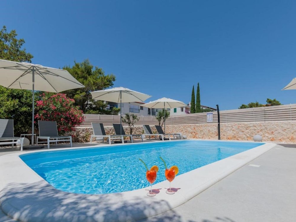 Charming Apartments Tome With Pool