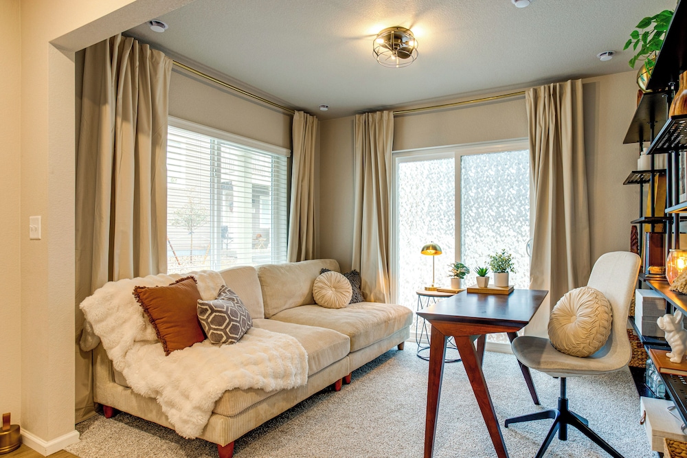 13 Mi to Dtwn Denver: Spacious Home w/ Balcony!