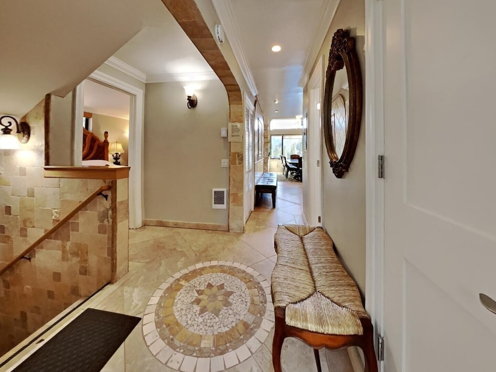Deluxe Condo with Fireplace (Unit 623 at 1849)