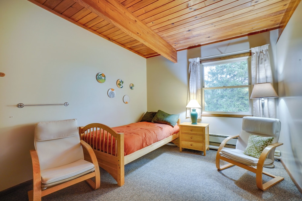 Grand Rural Wisconsin Retreat: Full Indoor Gym