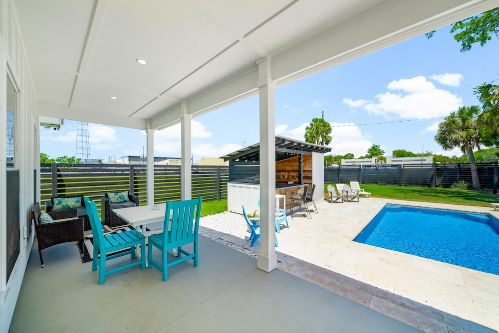 Beach House - 6th Street Retreat by PHG