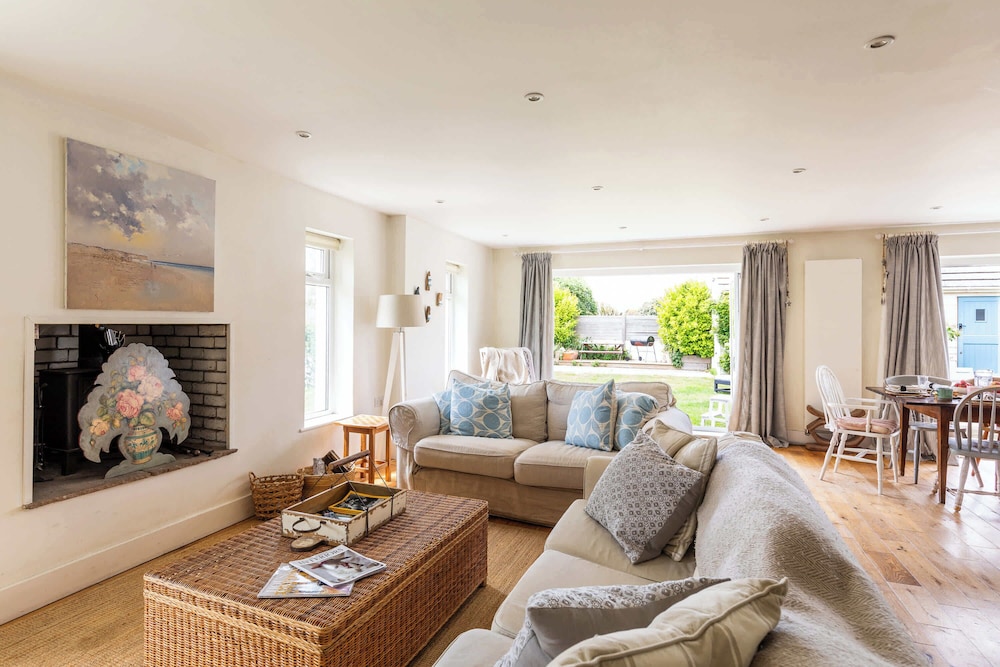 Light-filled Family-friendly Beach House