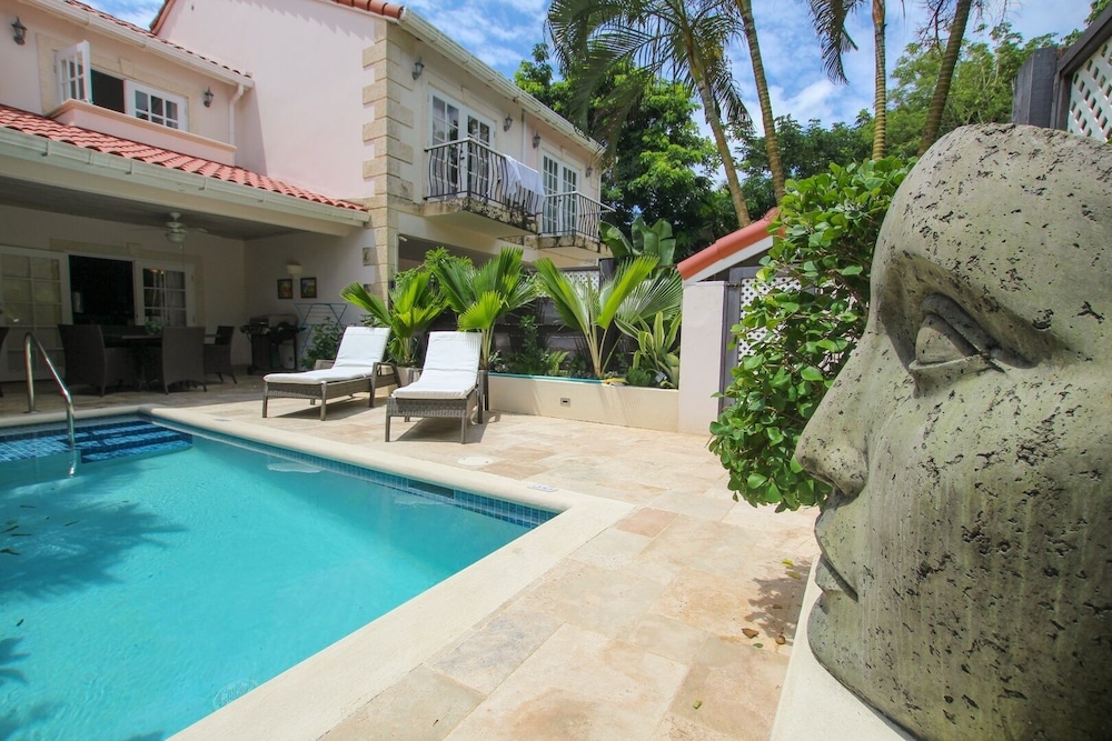 Relax Poolside At This Stylish Townhouse - Porters Gate 24 by BSL Rentals