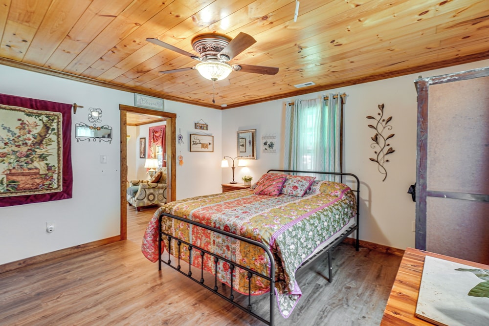 Riverfront Cabin - 6 Mi to Great Smoky Mtns NP!