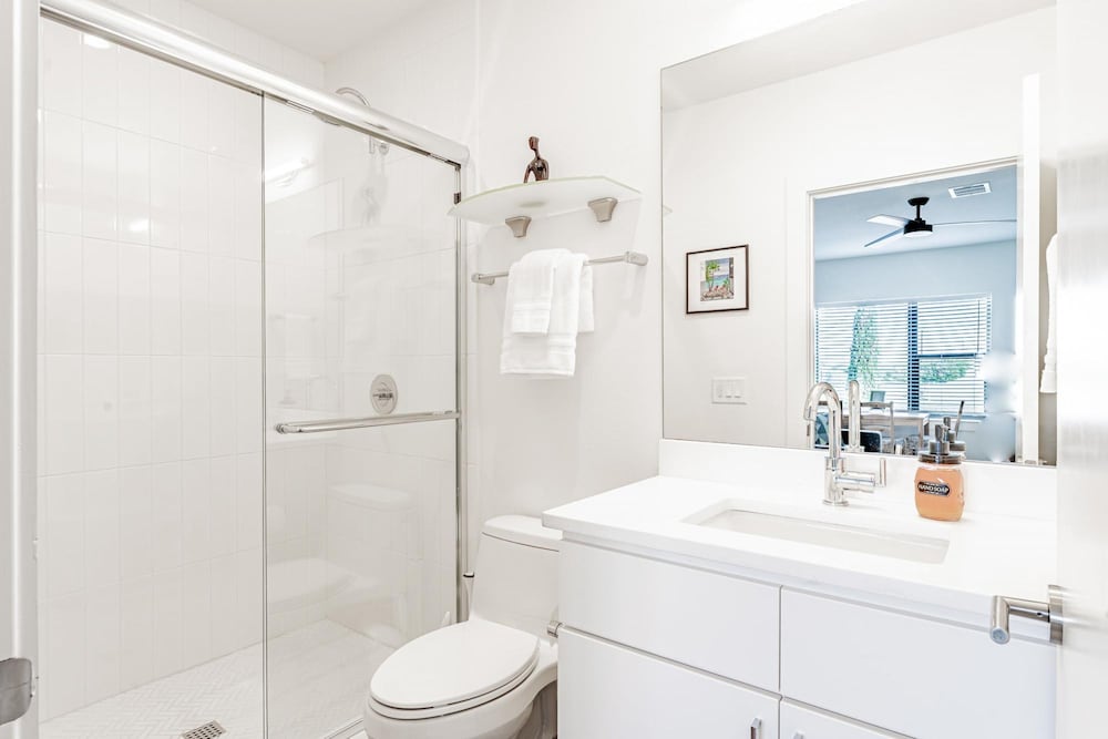 East Downtown 3BR Condo w Fast Wifi and Sleeps 8 view 4