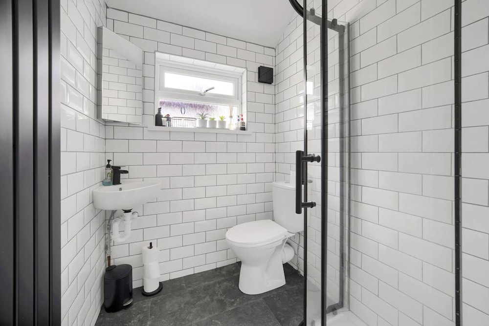 Central Chic - Huge Home - Free Wifi