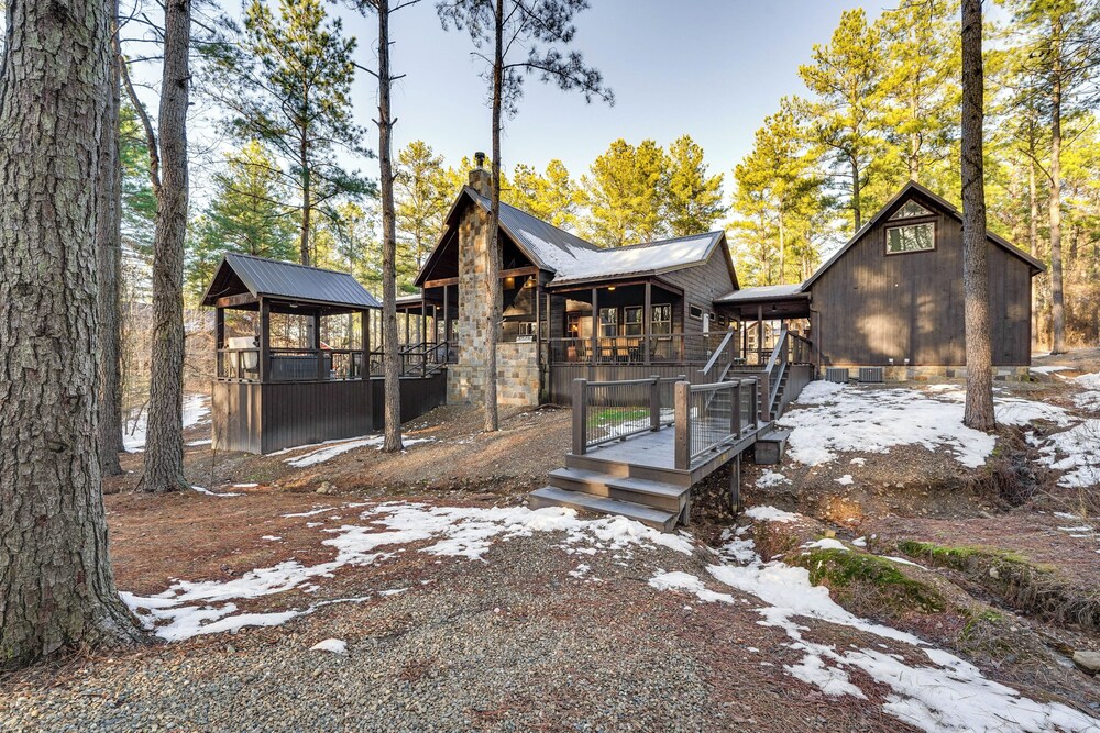 Hot Tub & Game Room: Spacious Cabin in Broken Bow!