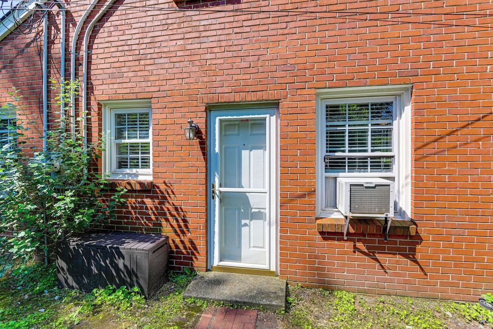 7 Mi to Dtwn: Apt w/ Spacious Yard in Nashville