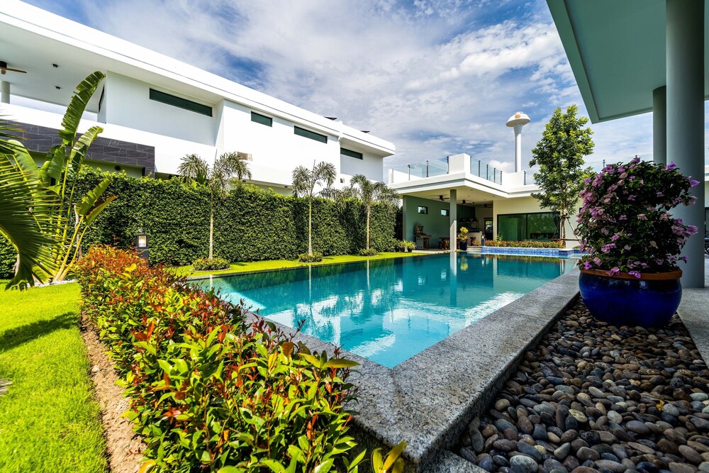 Luxury 6 Bed Private Pool Villa - LLW view 4