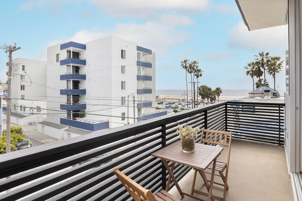 Venice View by Avantstay Walk to Venice Beach Rooftop, Ice Bath, Luxe Design