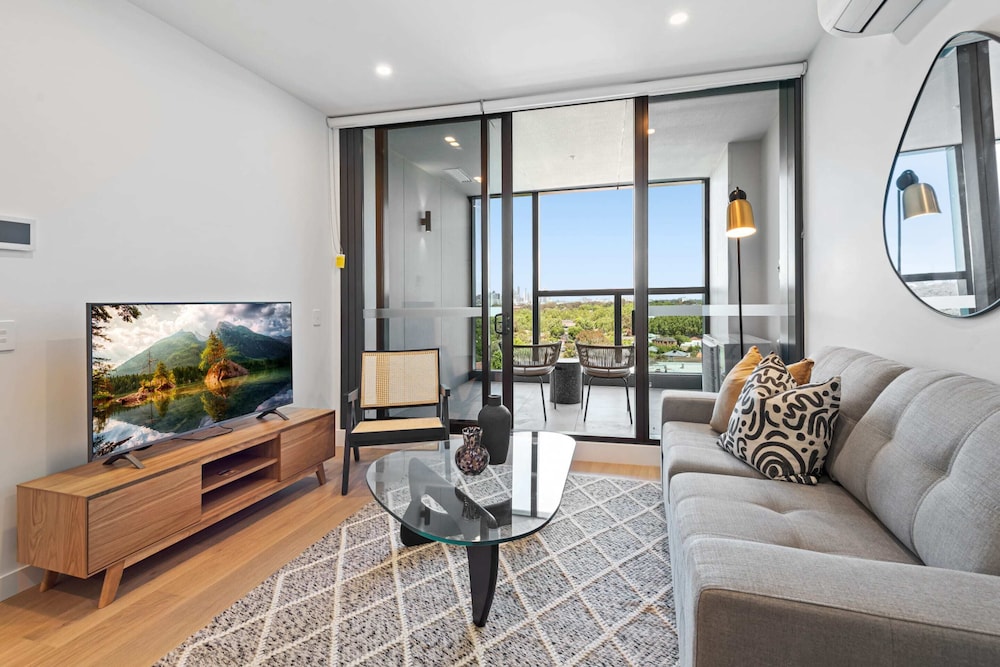 Stunning 1-bed With City Views and Amenities