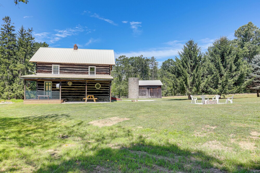 5 Mi to State Parks: Penfield Cabin w/ Fire Pit!