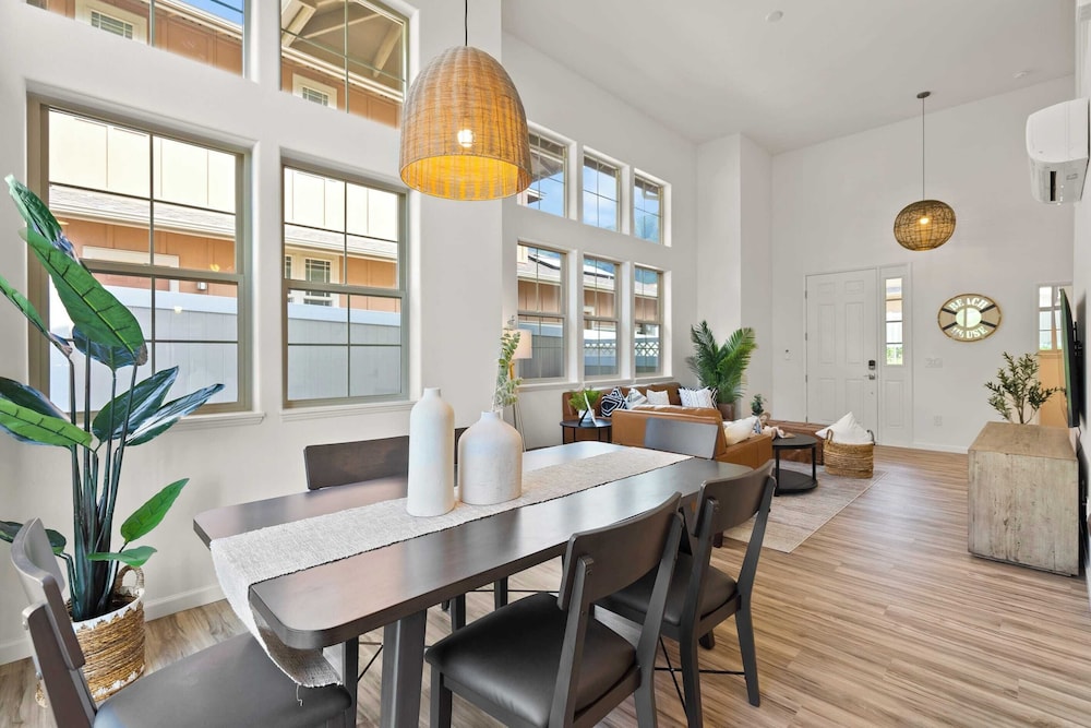 Sleeps 16, 2 Homes Ocean Views, Shared Pool + Gym, Near the Beach Avantstay