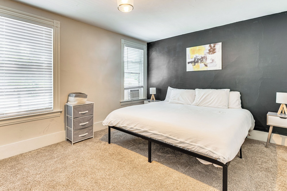 9 Mi to Shawnee Mtn! Stroudsburg Unit Near Main St