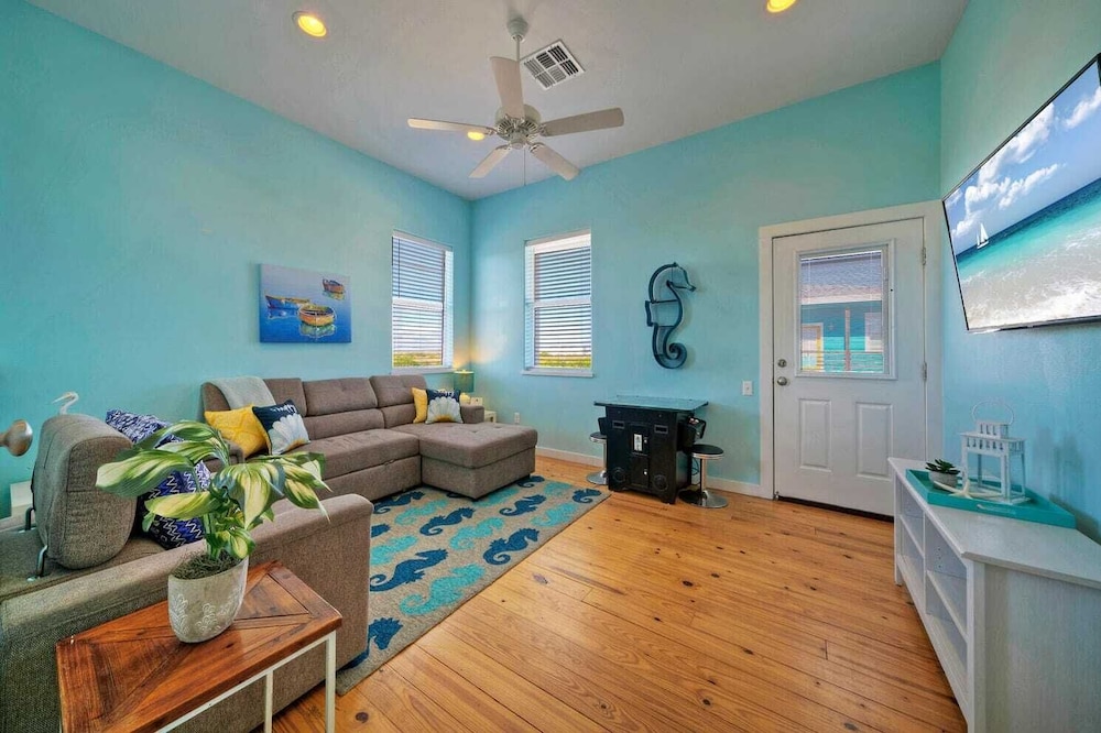 Sleeps 24, 2 Homes 2blocks to the Beach, Pool, Game Room, Patio w/ Outdoor Bar