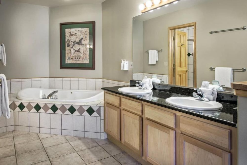 Grand Timber Lodge 2 Bedroom Ski In, Ski Out Condo