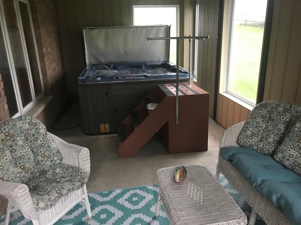 Welcome to West Lake Retreat Sandbanks Hot Tub