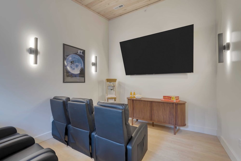 Kings Crown by Avantstay Indoor Pool, Hot Tub, Firepit, Theater All-season Retreat