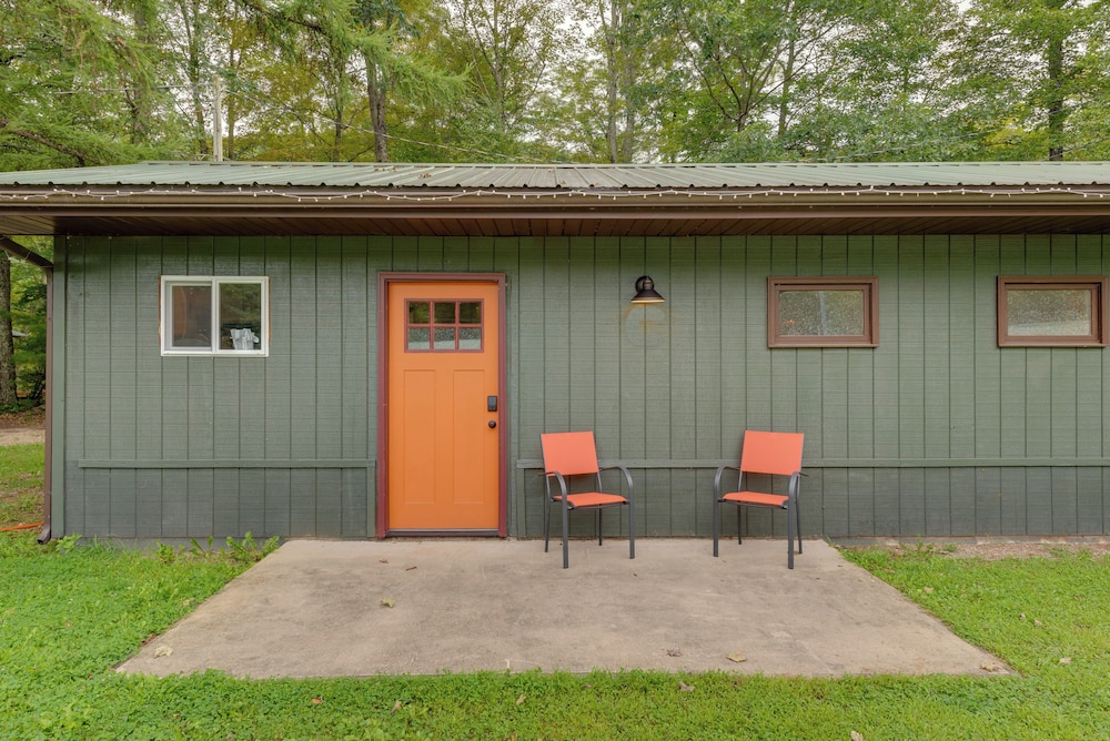 Community Perks: Elk Creek Escape - Deluxe Cabin C view 3