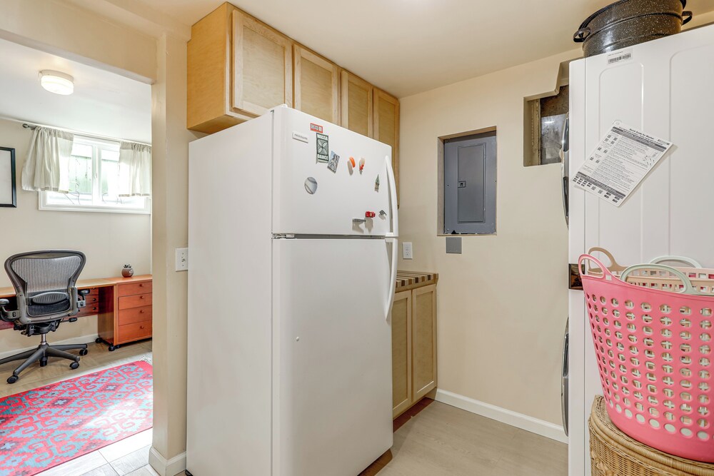 6 Mi to Dtwn Seattle: Walkable Home w/ Hot Tub