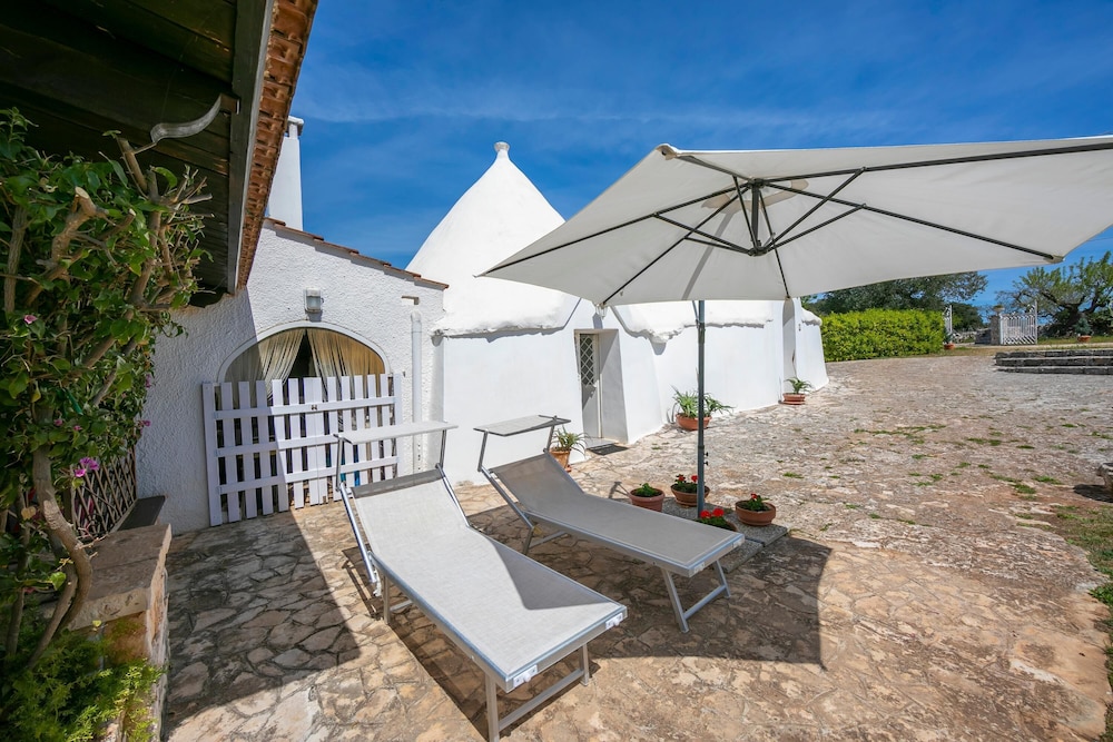 La Casa Sulla Roccia Trulli Pool view 5
