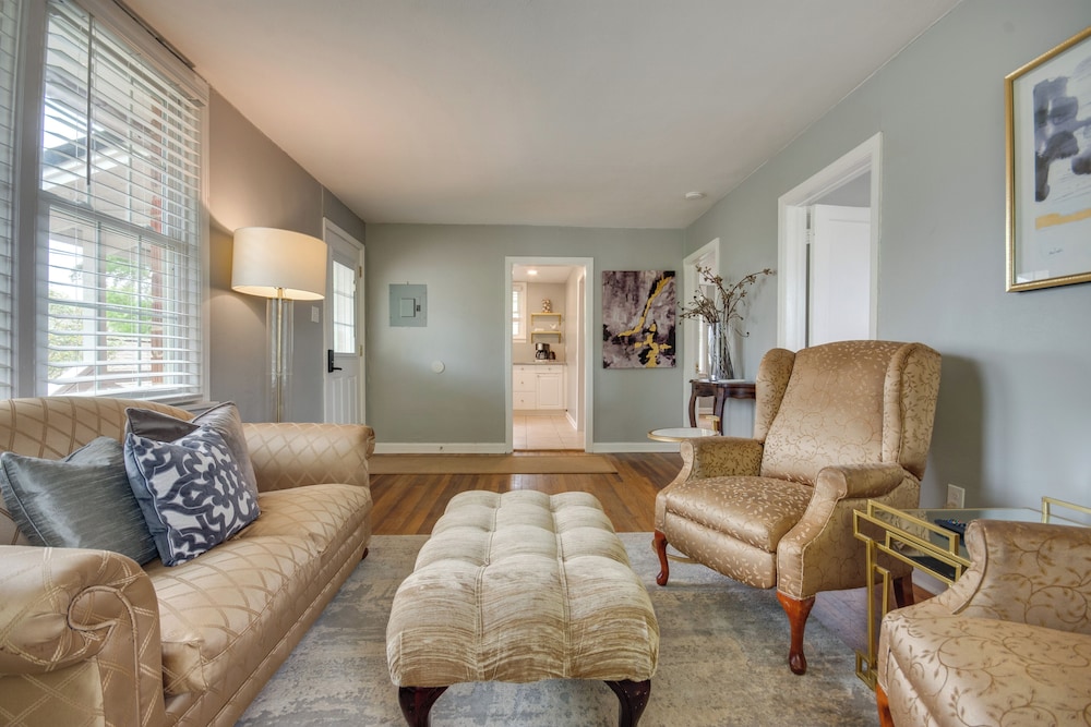 2 Mi to Dtwn Pensacola: Charming Apartment