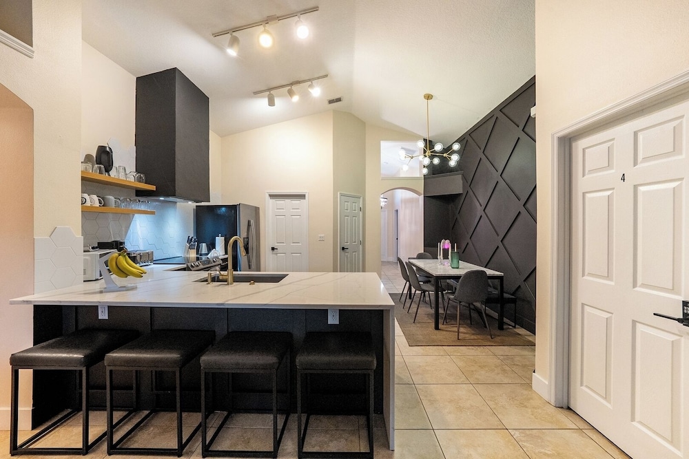 Cozy Queen BR + Pool Access Near Disney