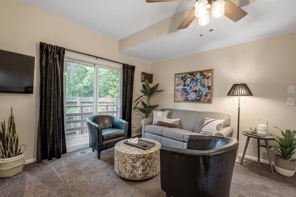 Stylish Sanctuary Near Emu: Ideal For Med Students 2 Bedroom Apts