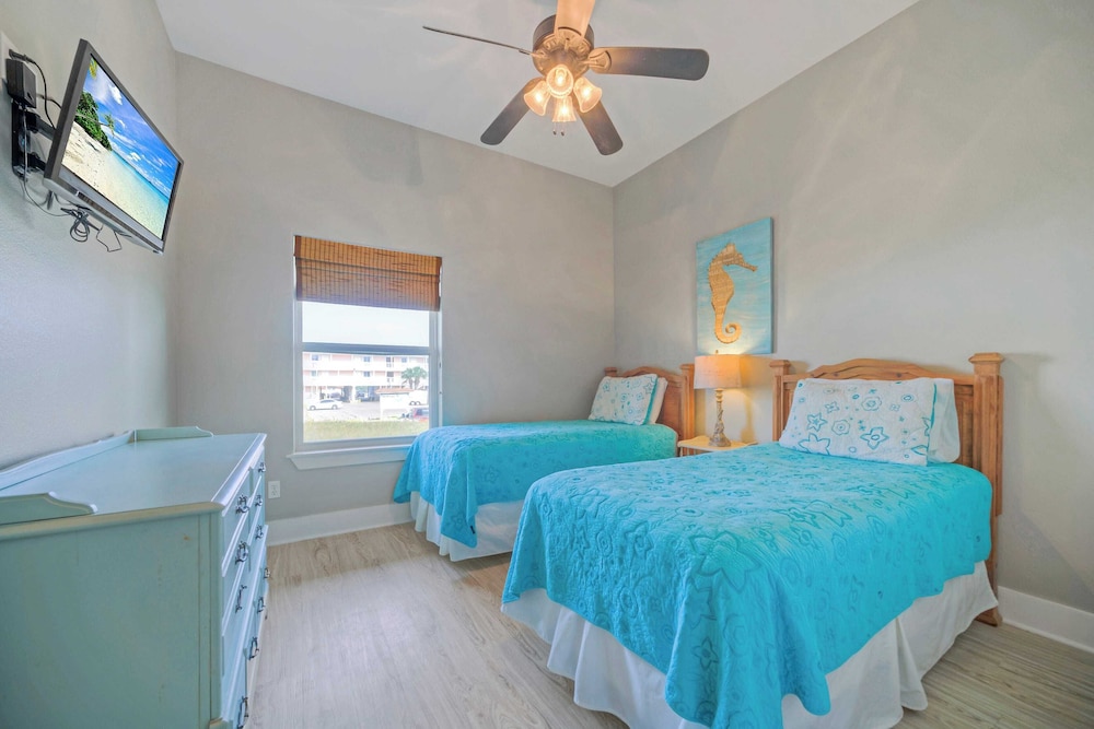 Sleeps 24 2 Homes w/ Beach Boardwalk Access & Deck Views Steps to the Beach