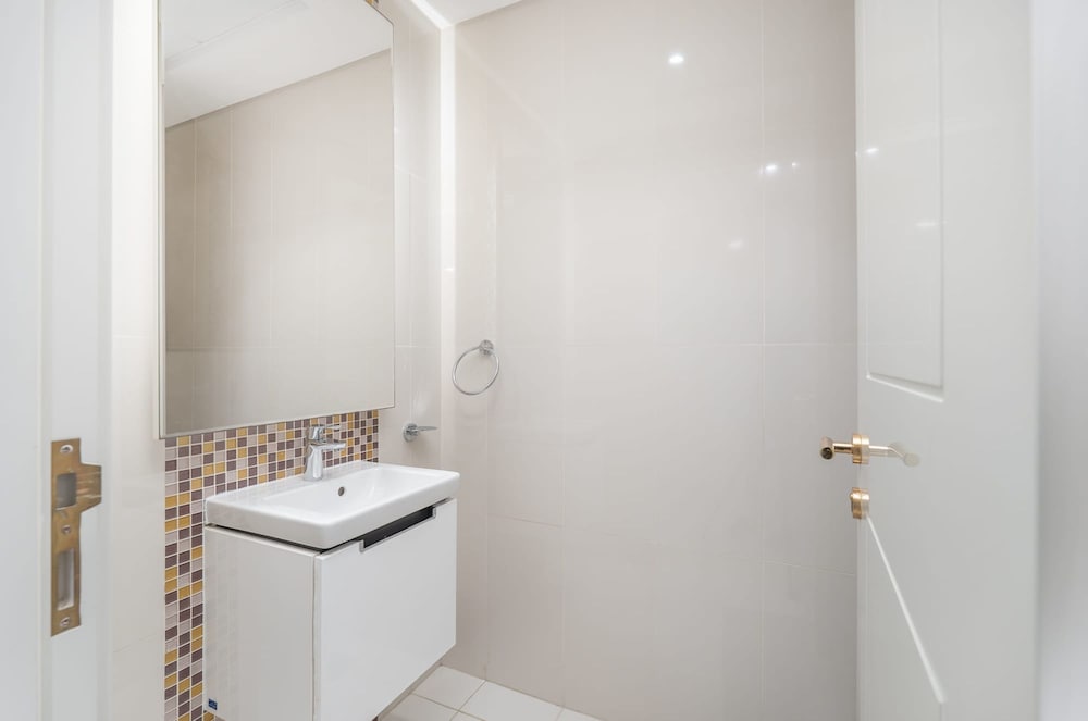 Spacious and Modern 3 Bedroom Perfect for Family