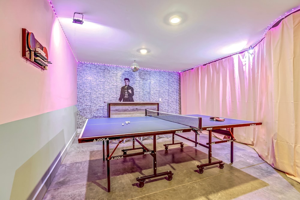 Elvis-themed 13 Beds Rooftop City Views