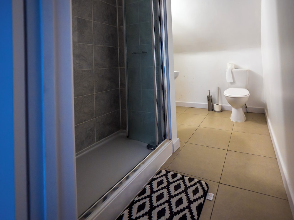 Ensuite6 Woodhouse private bath 2kitchen