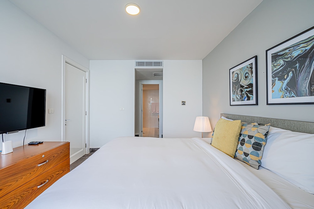 w Majestic 2BR w Perfect Balcony in YOO