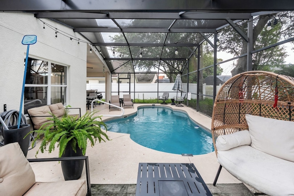 Private King BR + Pool Access Near Disney