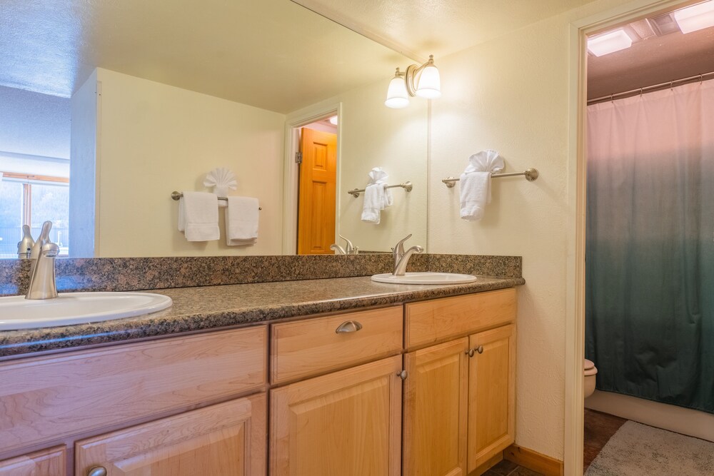 Comfortable Cozy Condo - Short Walk to American Eagle Lift - SH402 by RedAwning