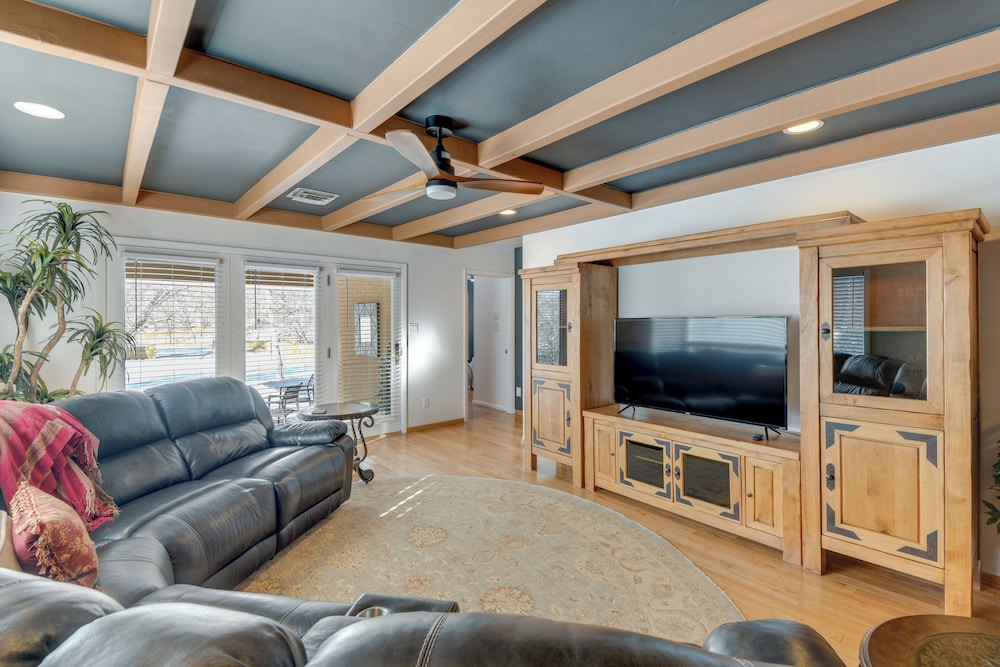 Game Room, Media Room & Pool: Luxe Villa in Craig!
