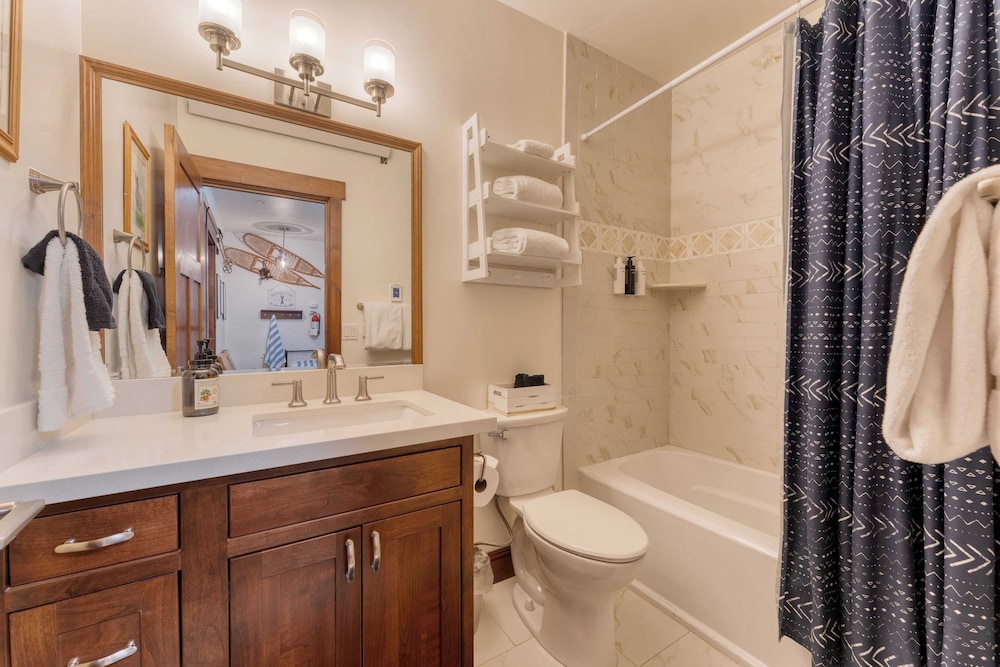 Denton by Avantstay Hot Tub, Deck w/ Fire Pit Near Skiing & Lake!