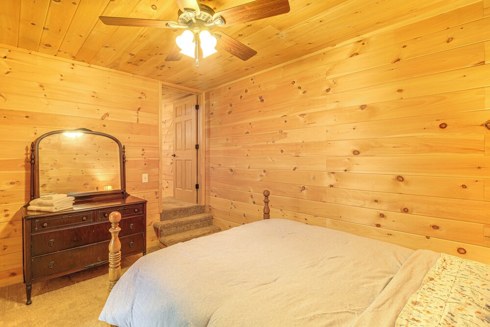 Blue Ridge Mtns Retreat w/ Views, 1 Mi to Parkway!