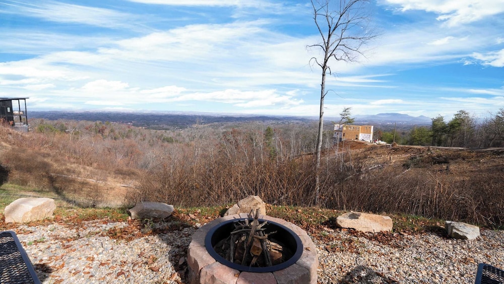 Luxury Group Retreat w/ Indoor Pool, Arcade & 56-mile Views Grand Vista Retreat