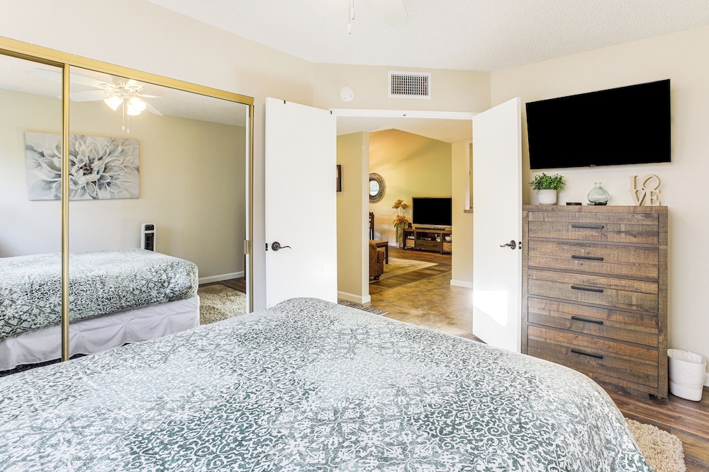 Golf Course On-site: Peaceful Condo in Palm Desert