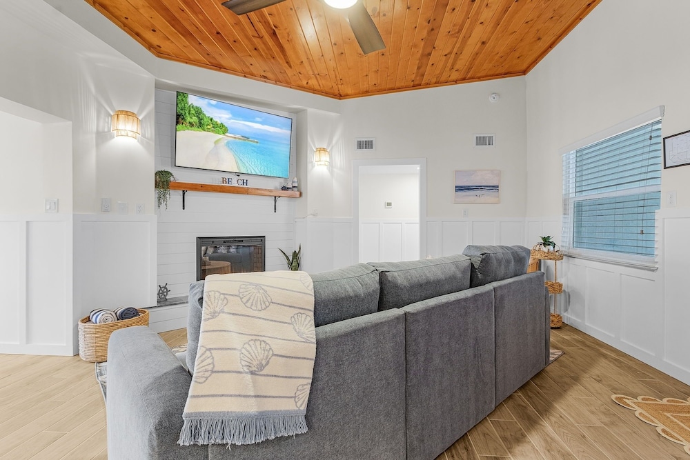 467 Water Front W/ Pool & Canal Access 3 Bedroom Home