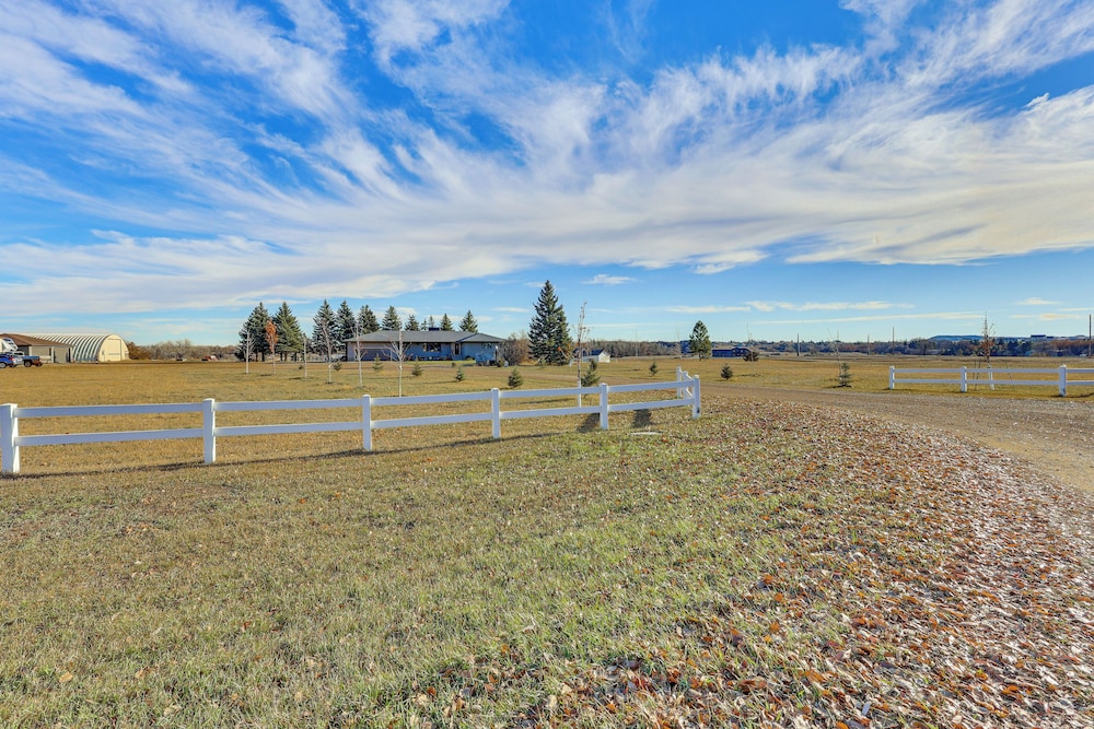 3 Acres of Serenity! Countryside Home in Dickinson